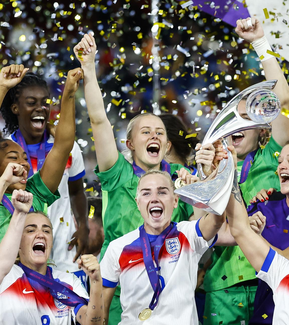 Englische Spielerinnen feiern mit dem Pokal nach dem Sieg im Endspiel der Frauenfußball-Europameisterschaft.