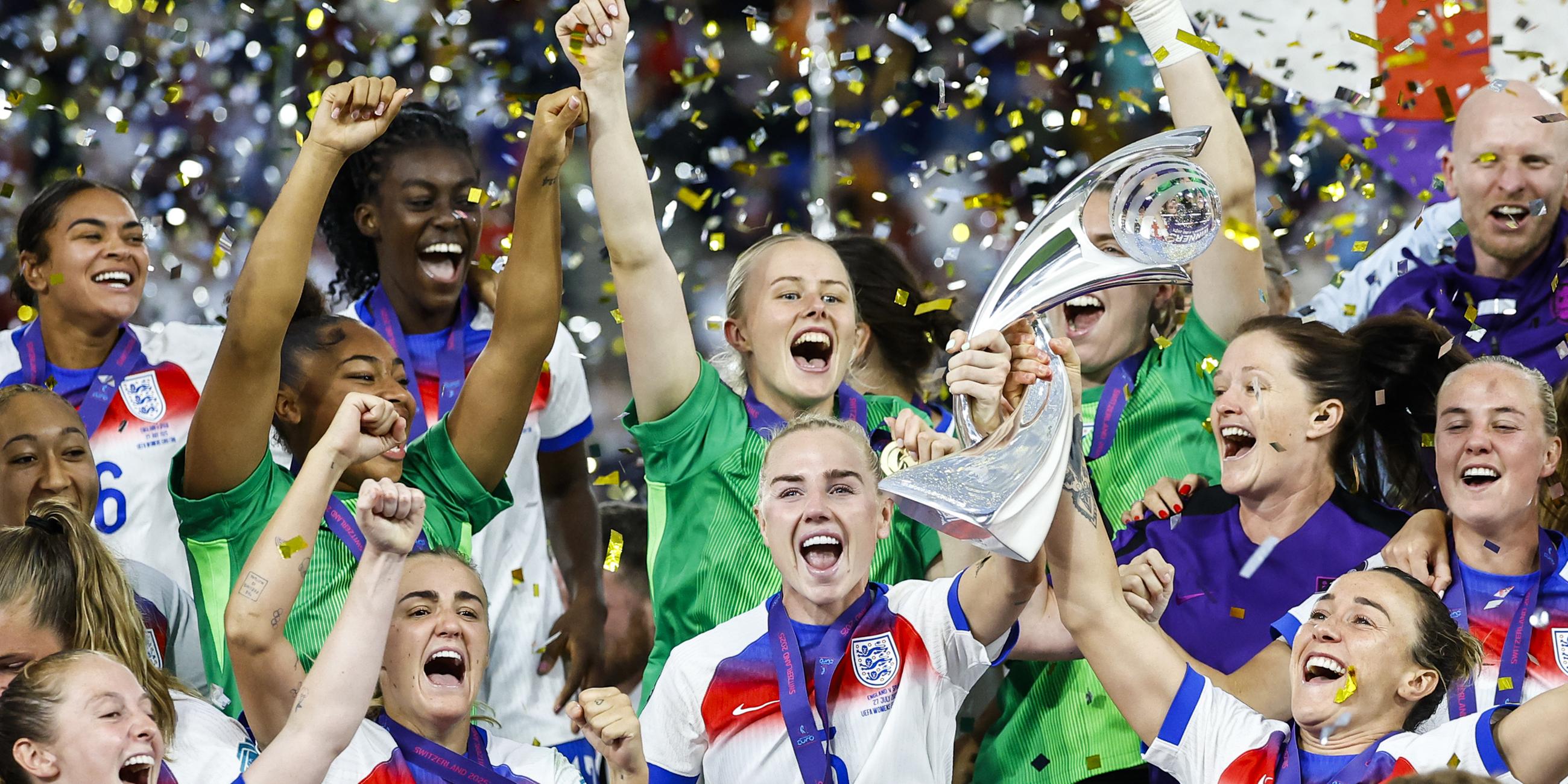 Englische Spielerinnen feiern mit dem Pokal nach dem Sieg im Endspiel der Frauenfußball-Europameisterschaft.