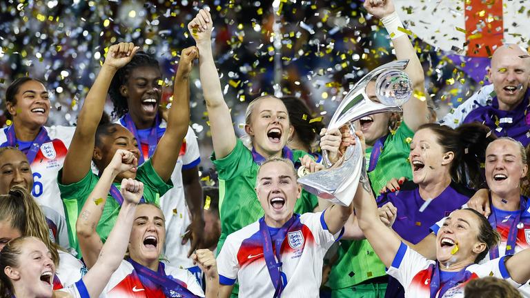 Englische Spielerinnen feiern mit dem Pokal nach dem Sieg im Endspiel der Frauenfußball-Europameisterschaft.