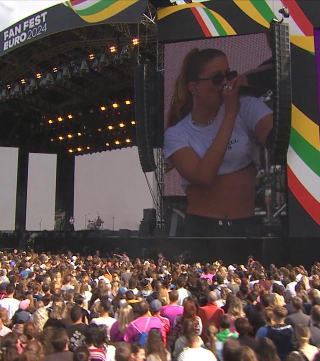 Jubeln üben auf dem EM-Fanfest