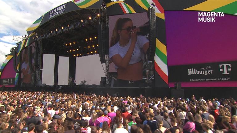 Jubeln üben auf dem EM-Fanfest