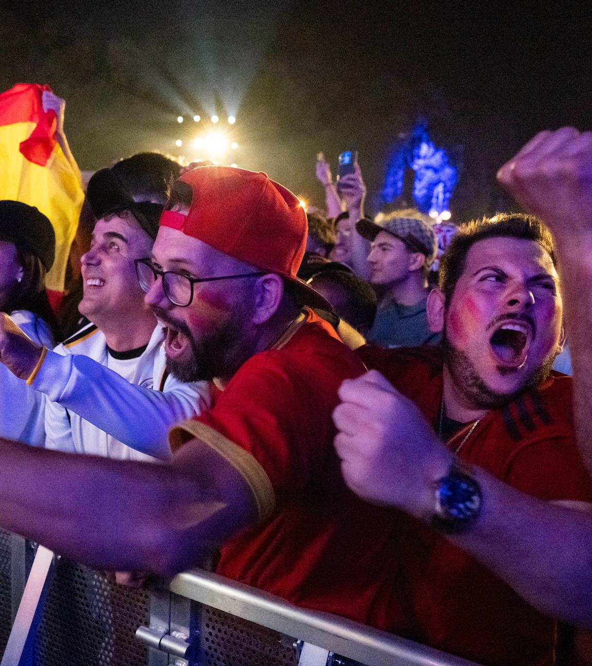 EM, vor dem Finale, Spanien - England, Spanische Fans jubeln auf der Fanmeile.