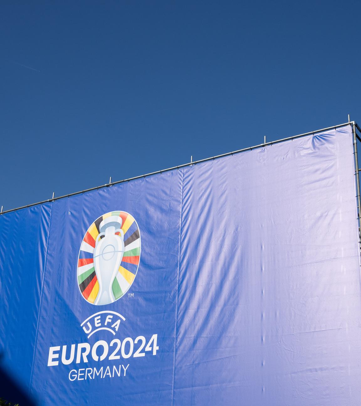 Hessen, Frankfurt/Main: Ein riesiges Banner weist auf dem Mainufer in Frankfurt auf die bevorstehende Fußball-EM 2024 hin.