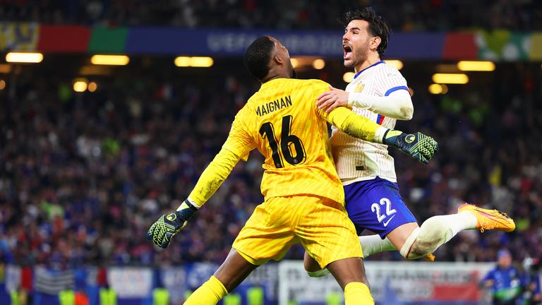 Frankreichs Torhüter Mike Maignan (l) jubelt mit Teamkollege Theo Hernandez nach dem Elfmeterschießen.
