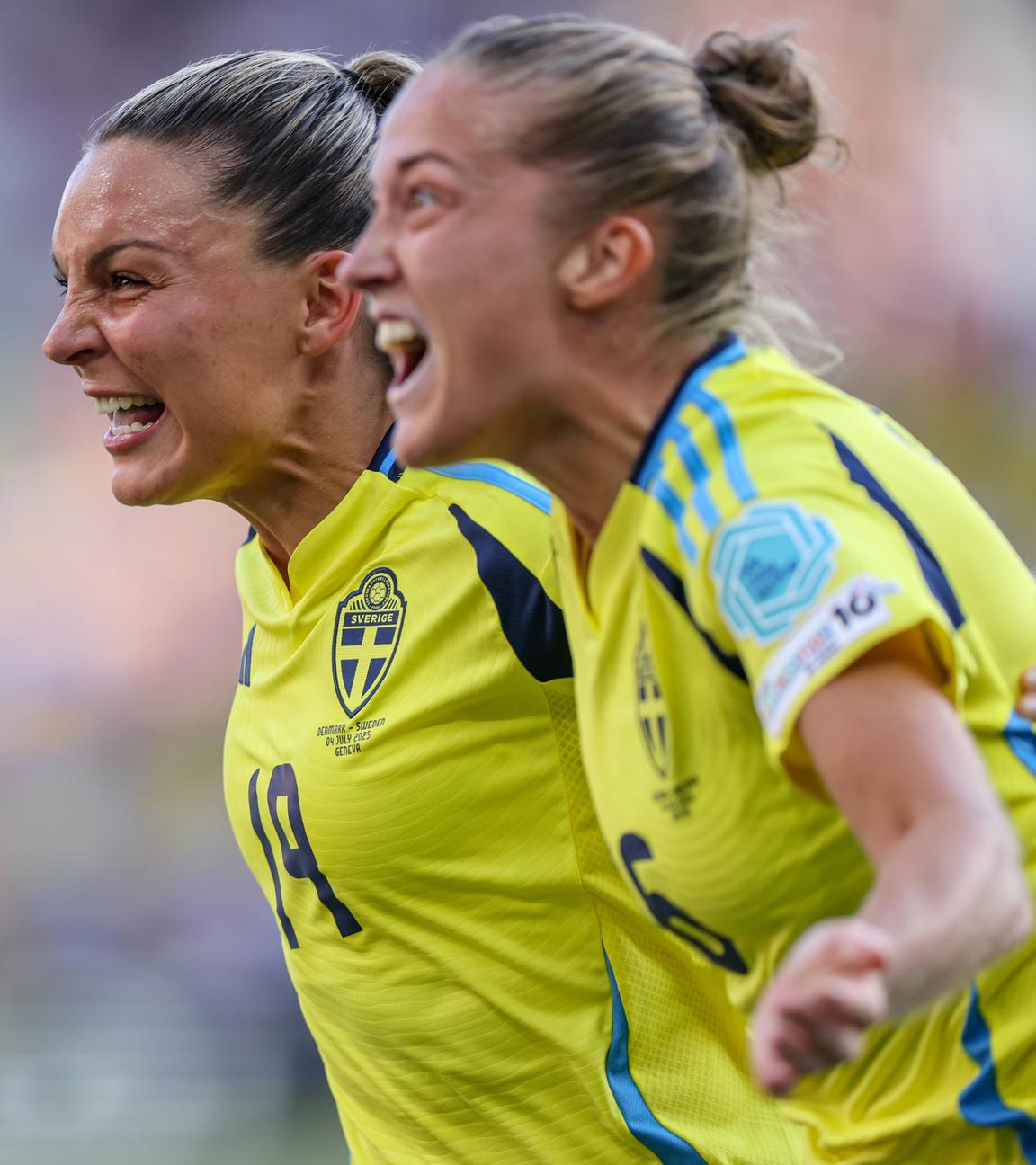 Schwedens Johanna Rytting Kaneryd jubelt zusammen mit Filippa Angeldahl nach dem Tor zum 1:0 gegen Dänemark.