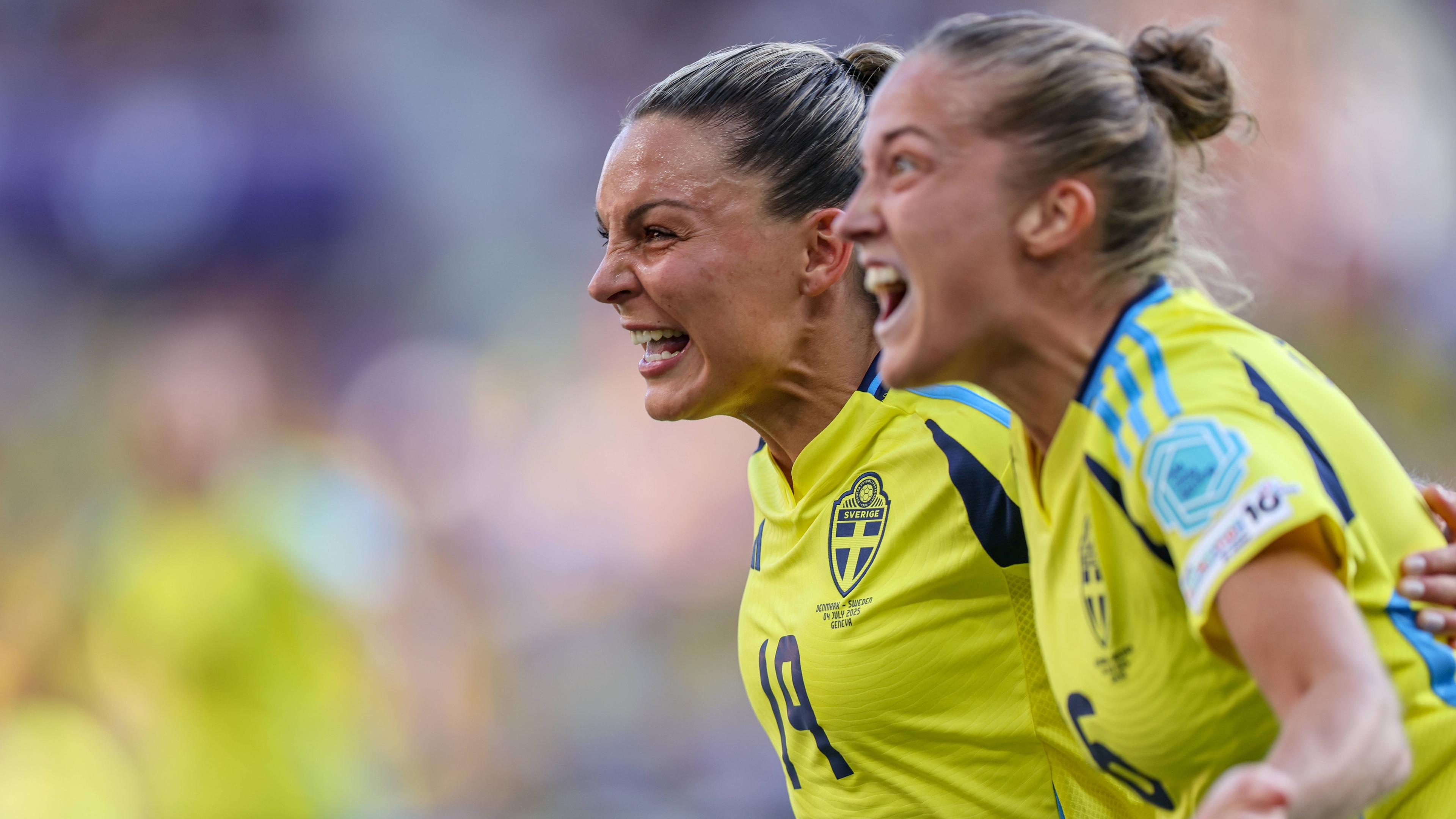 Schwedens Johanna Rytting Kaneryd jubelt zusammen mit Filippa Angeldahl nach dem Tor zum 1:0 gegen Dänemark.