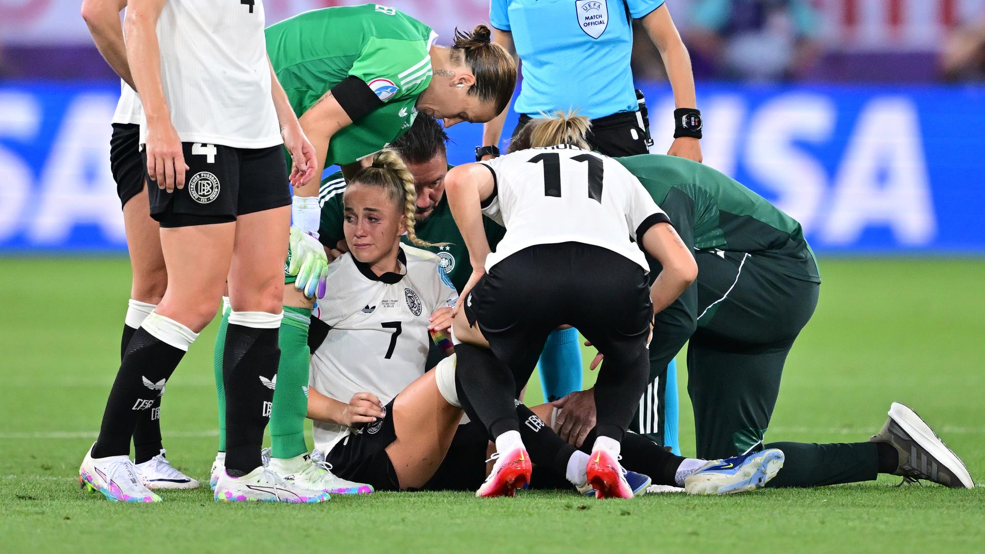 Deutschlands Giulia Gwinn liegt weinend am Boden aufgrund einer Verletzung.