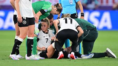 Deutschlands Giulia Gwinn liegt weinend am Boden aufgrund einer Verletzung.