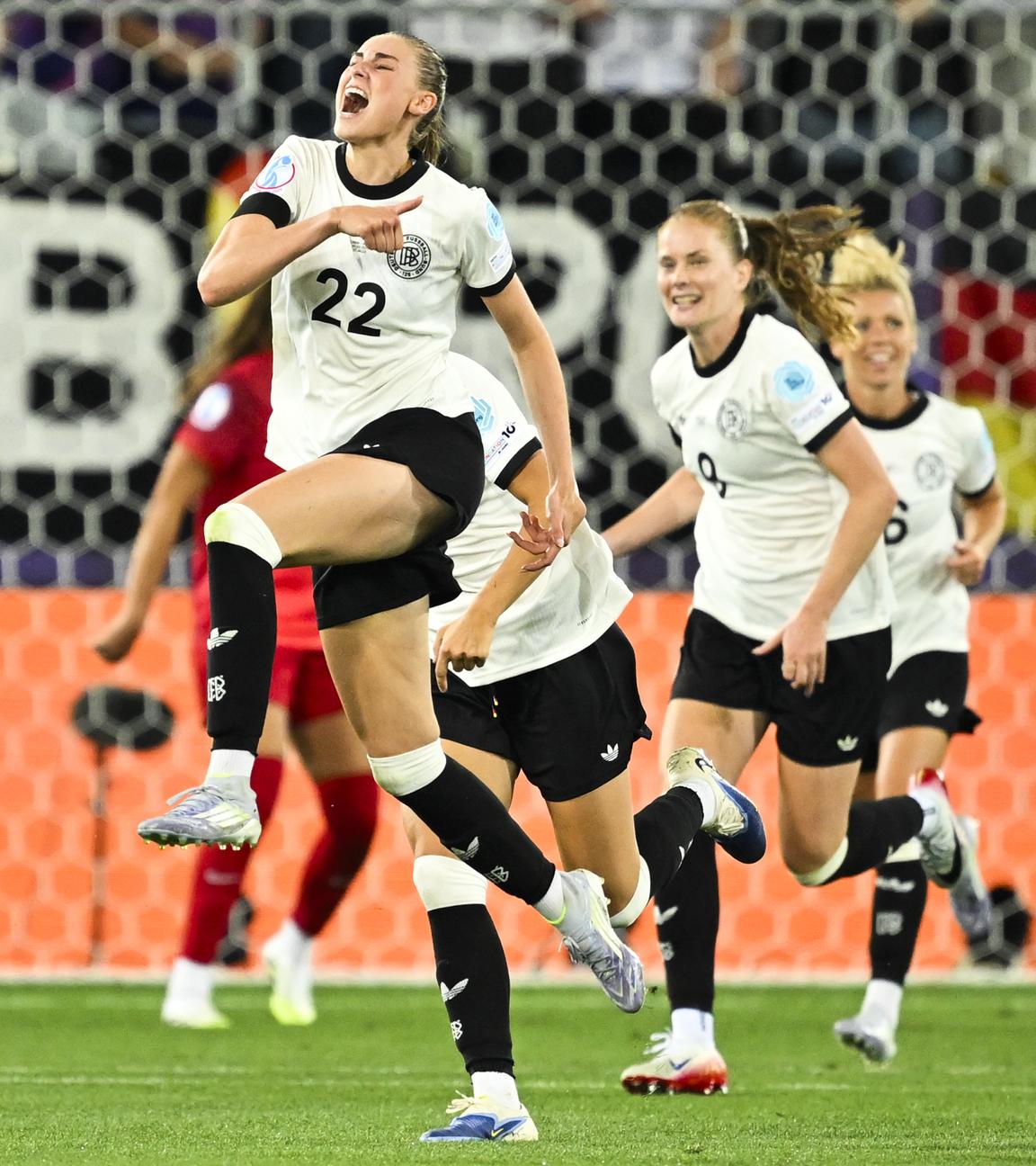 Jule Brand jubelt mit ihren Team-Kolleginnen nach ihrem Auftakt-Tor gegen Polen.