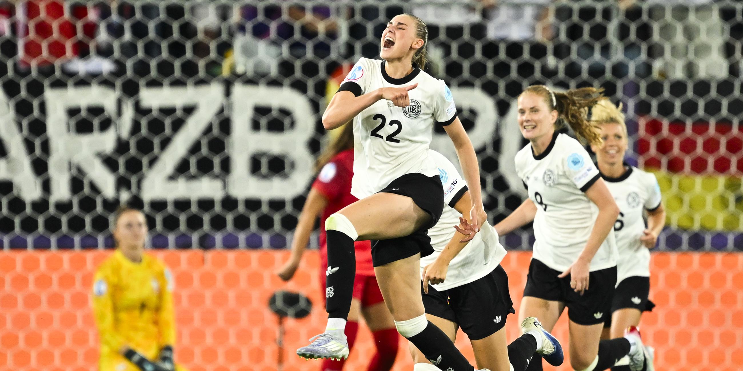 Jule Brand jubelt mit ihren Team-Kolleginnen nach ihrem Auftakt-Tor gegen Polen.