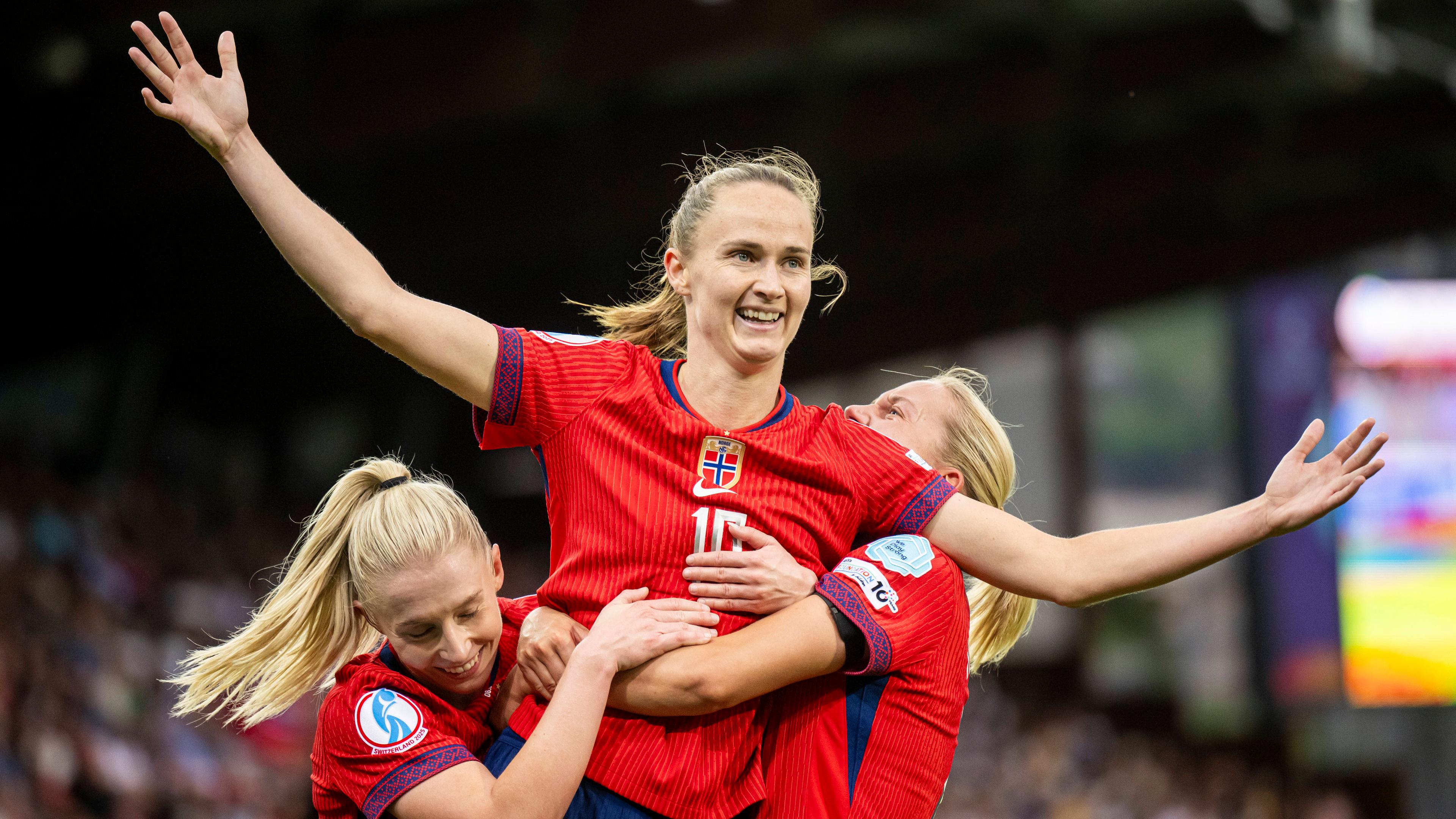 Norwegens Torschützin Caroline Graham Hansen jubelt nach ihrem entscheidenden Tor zum 2:1 gegen Finnland.