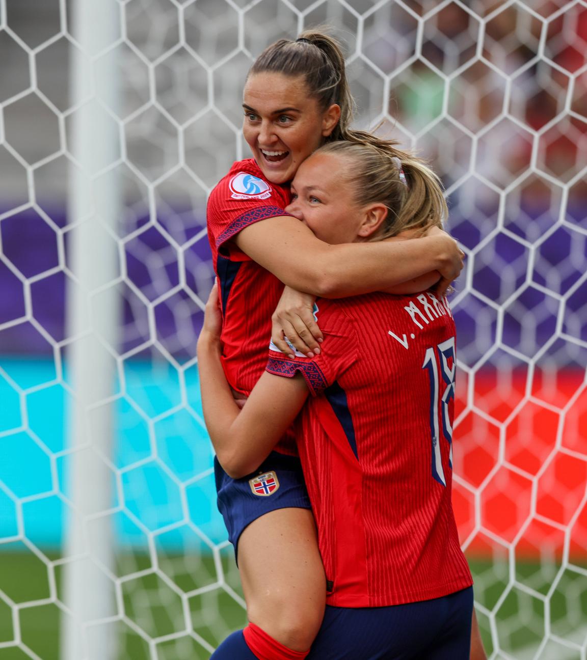 Die Norwegerinnen jubeln zusammen nach dem Tor zum 1:0 gegen Finnland.