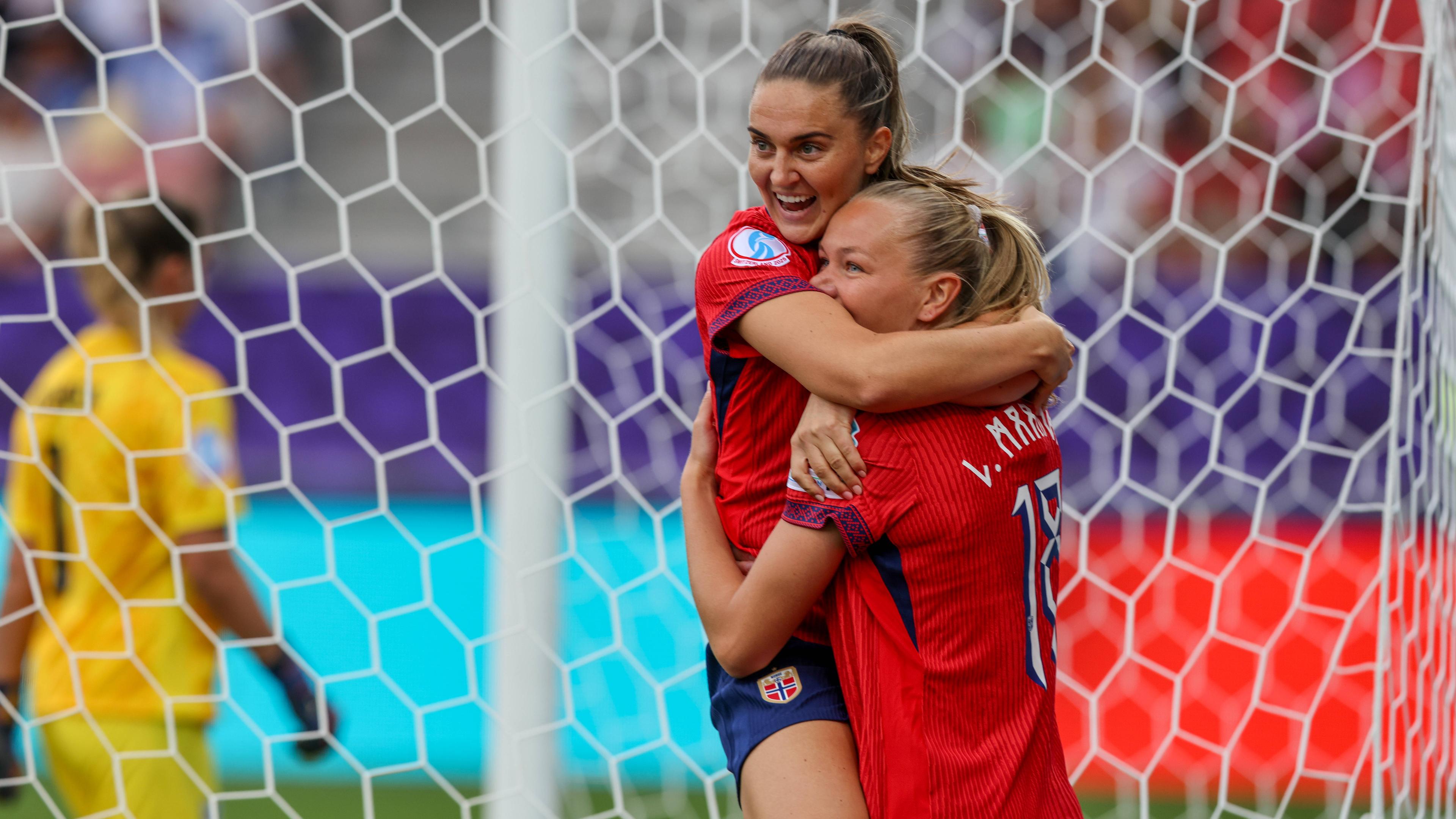 Die Norwegerinnen jubeln zusammen nach dem Tor zum 1:0 gegen Finnland.