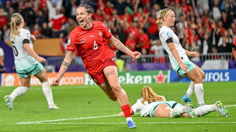 Torschützin Geraldine Reuteler jubelt nach ihrem Tor zum 1:0 gegen Island.