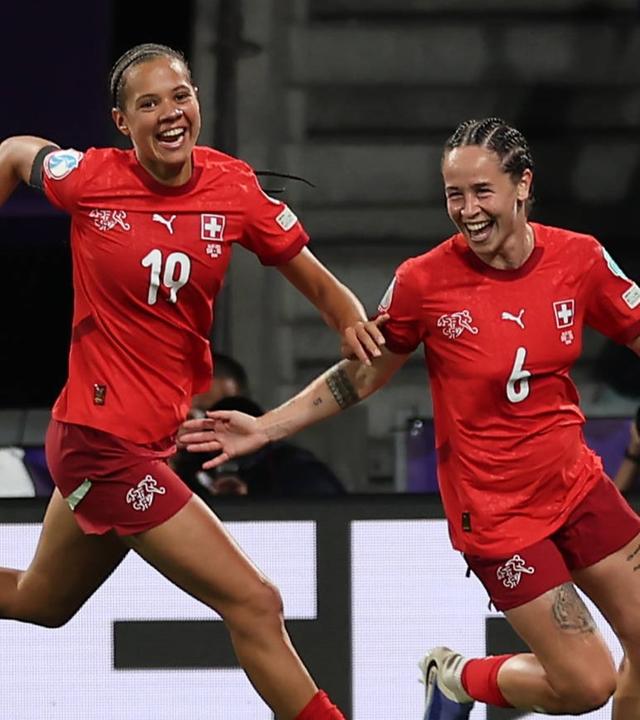 Torschützin Geraldine Reuteler jubelt nach ihrem Tor zum 1:0 gegen Island.