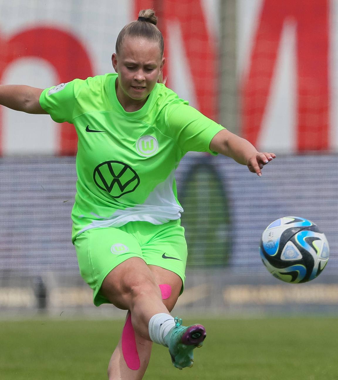 Anastasia Harting vom VfL Wolfsburg in Aktion. Sie schießt den Ball weg.