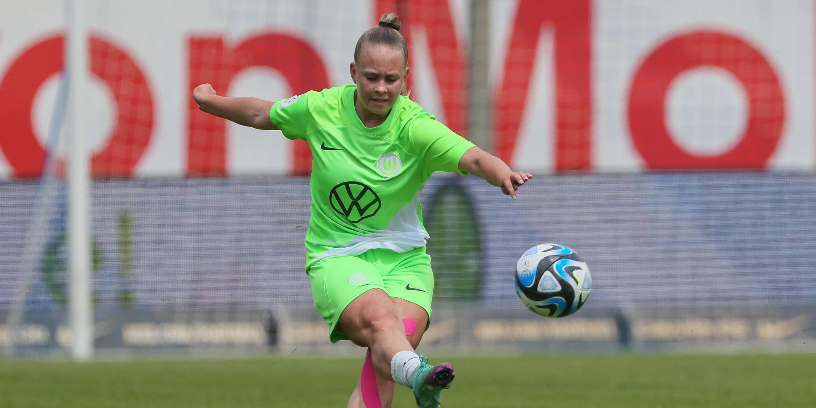 Anastasia Harting vom VfL Wolfsburg in Aktion. Sie schießt den Ball weg.