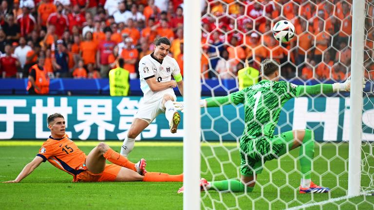 Österreichs Marcel Sabitzer (M) erzielt den Treffer zum 3:2. 