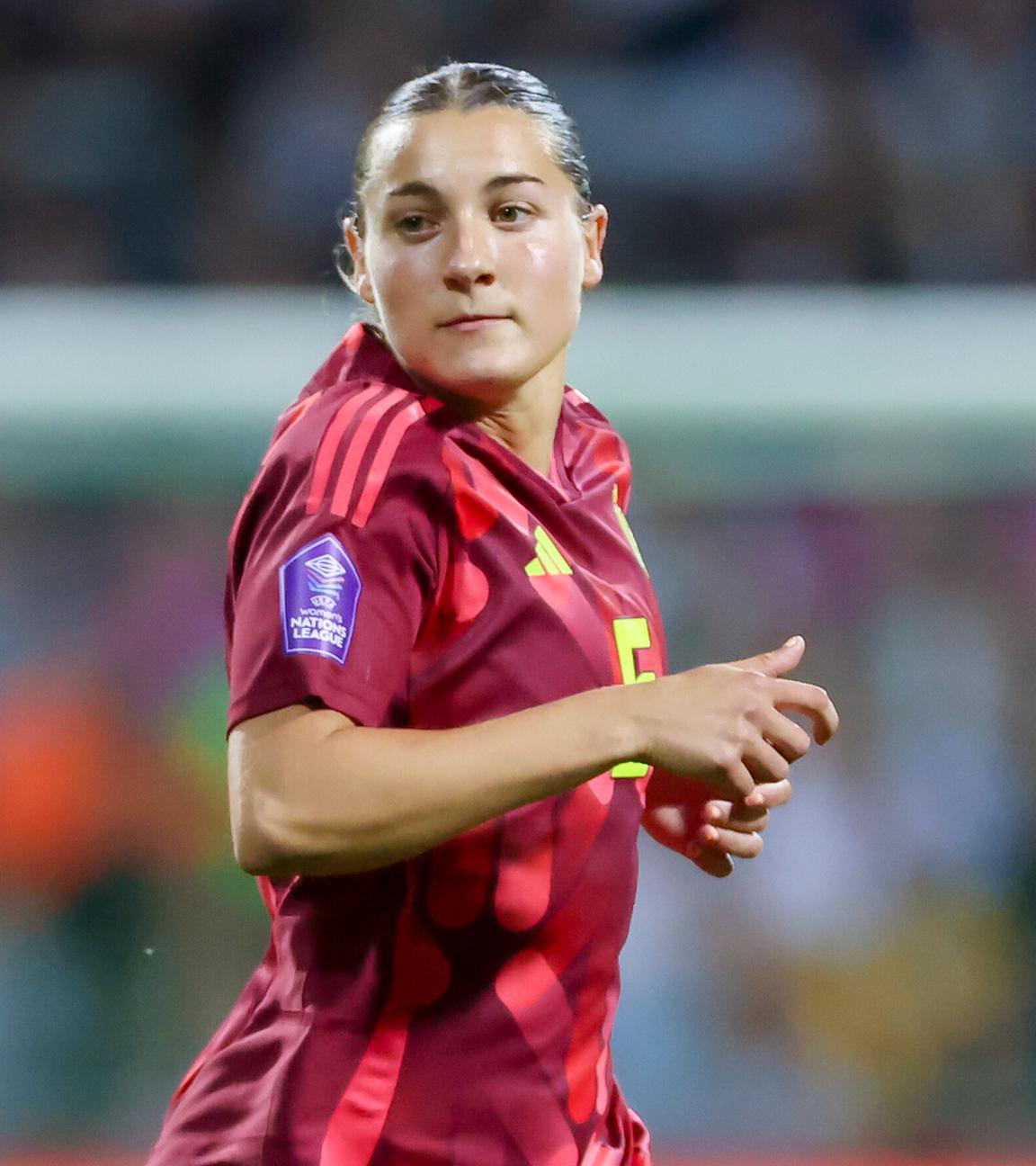 Carlotta Wamser blickt zur Seite auf dem Fußballplatz