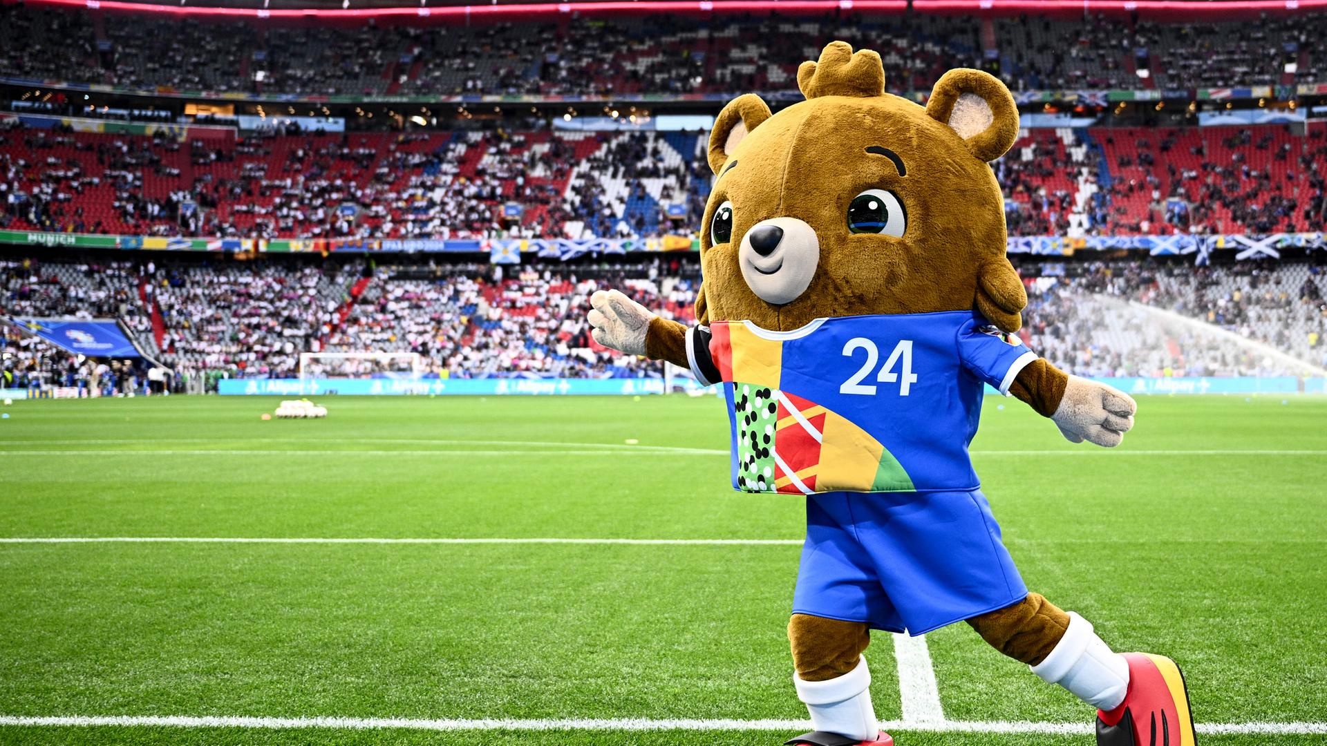 Das Maskottchen Albärt vor dem Spiel am 14.06.24.