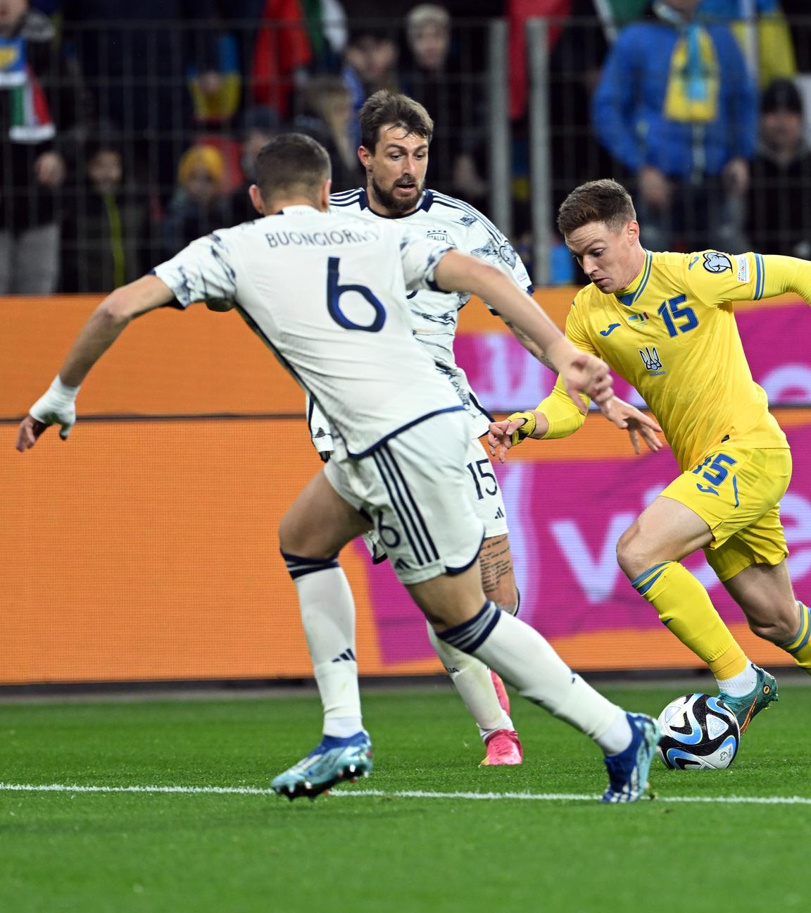 Spielszene aus dem EM-Qualispiel Ukraine gegen Italien
