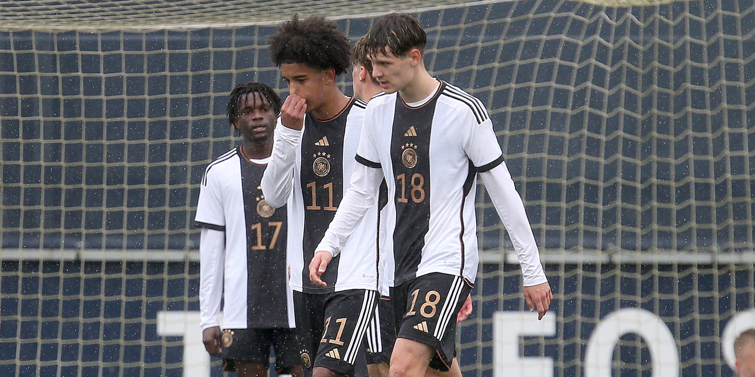 Enttäuschte Spieler der U17 Nationalmannschaft.