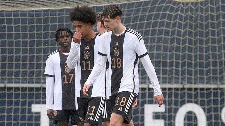 Enttäuschte Spieler der U17 Nationalmannschaft.