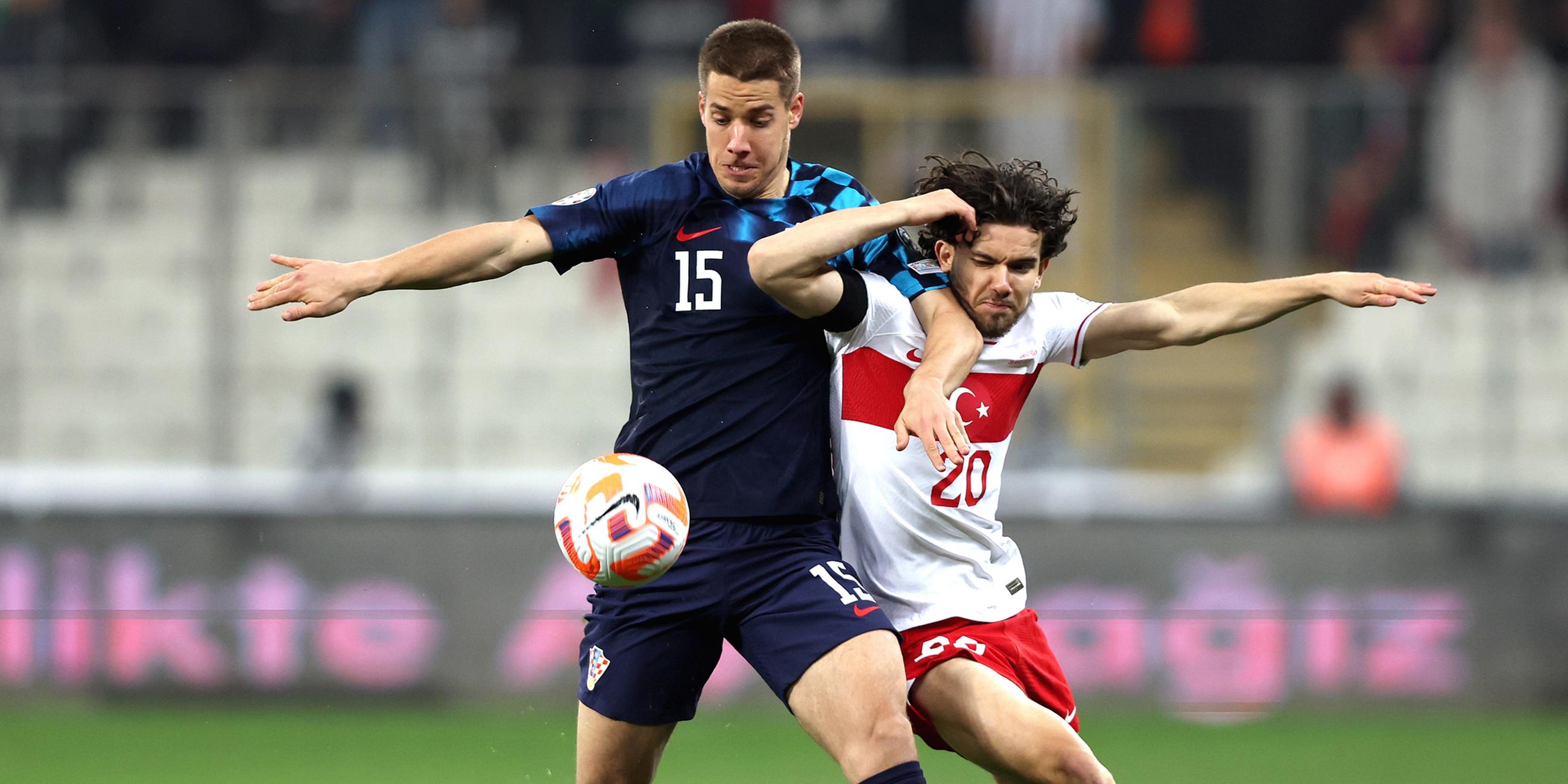 Ferdi Kadioglu (Türkei, re.) im Zweikampf gegen Mario Pasalic (Kroatien, li.).