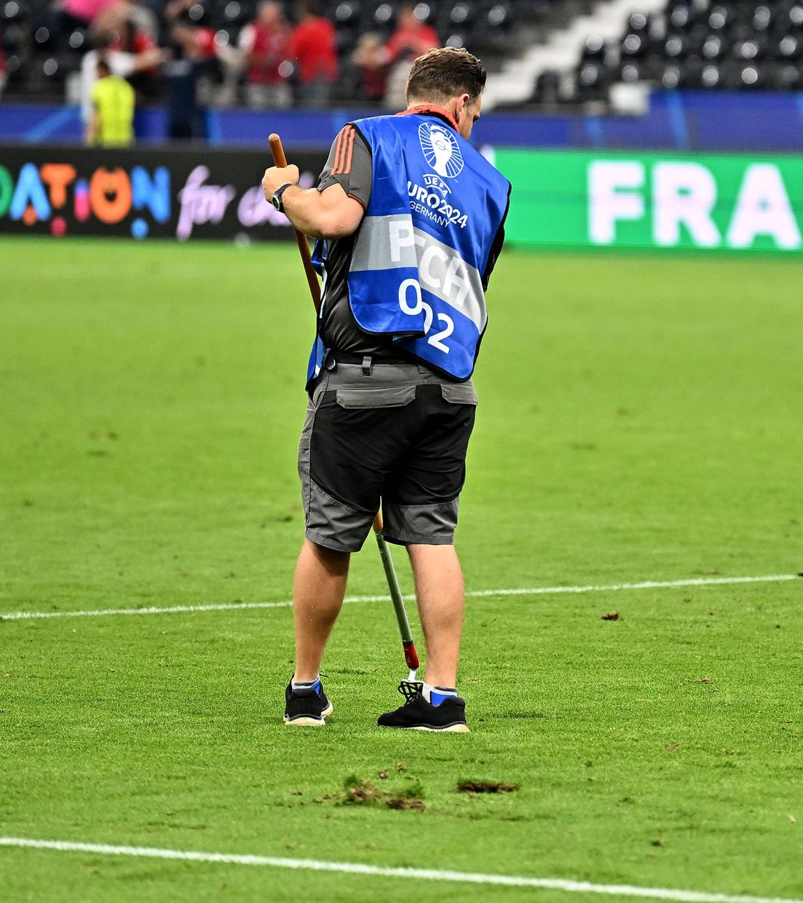 Löcher im Rasen der Frankfurt Arena.