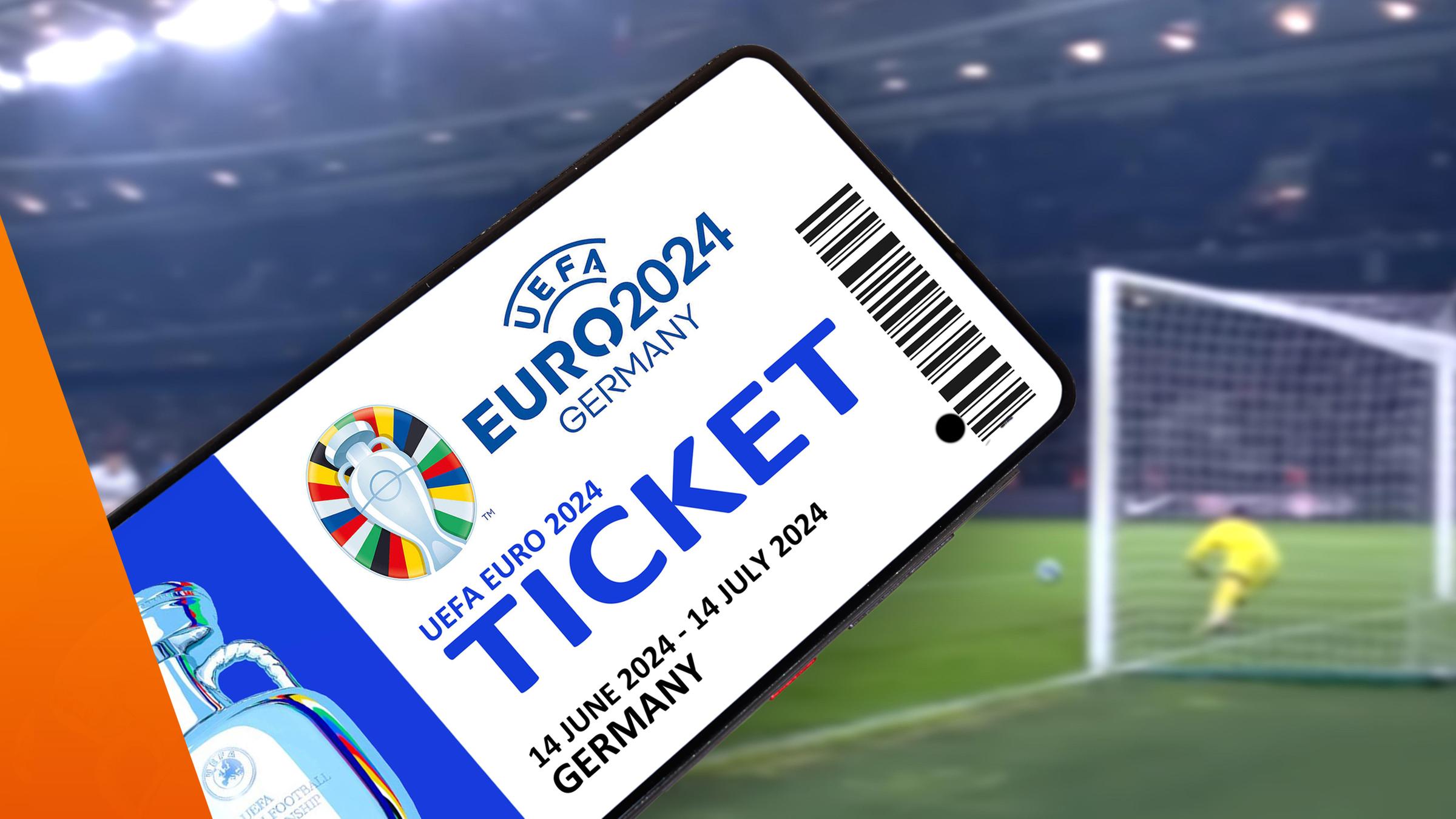 Ticket für die EM 2024 im Hintergrund Fußballfeld mit Tormann