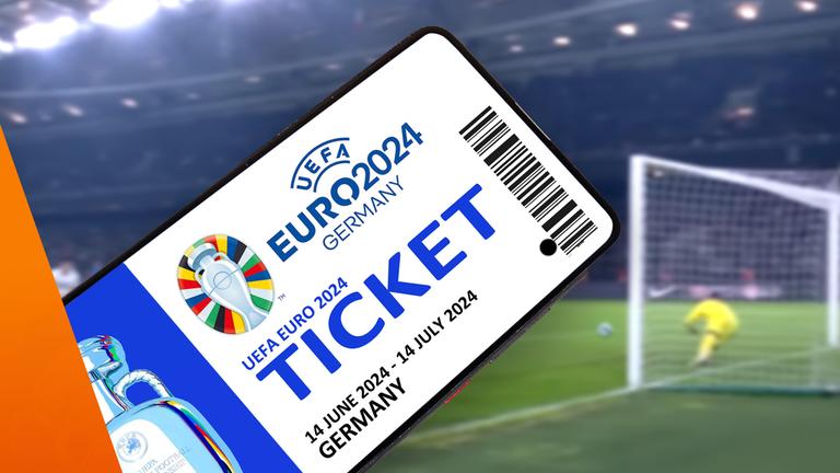 Ticket für die EM 2024 im Hintergrund Fußballfeld mit Tormann