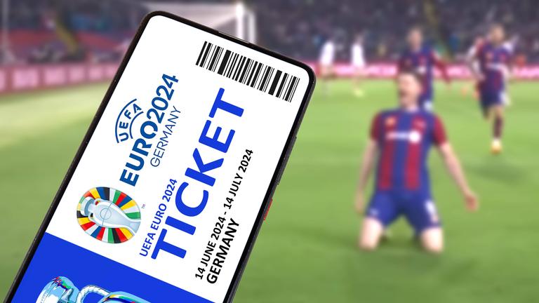 Ticket für die EM 2024, im Hintergrund Fußballfeld mit Spielern