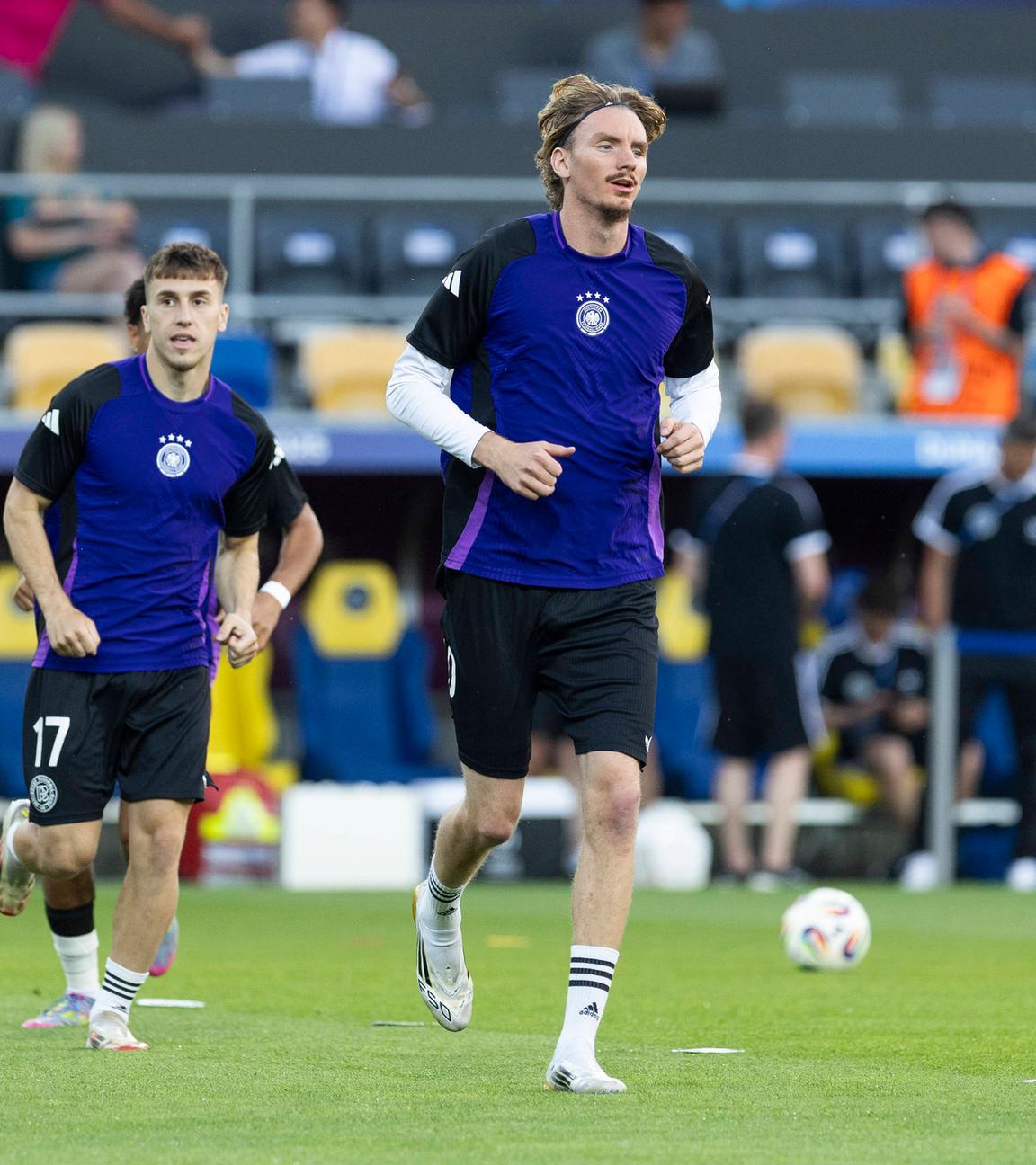 Deutschlands Nick Woltemade wärmt sich auf mit seinen Team-Kollegen, vor dem Spiel gegen Tschechien bei der U21-EM.