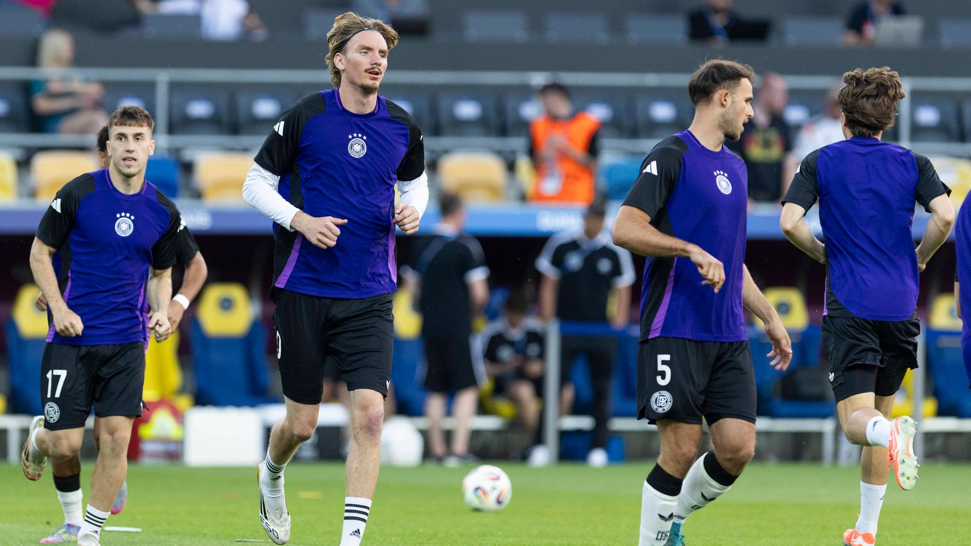 Deutschlands Nick Woltemade wärmt sich auf mit seinen Team-Kollegen, vor dem Spiel gegen Tschechien bei der U21-EM.