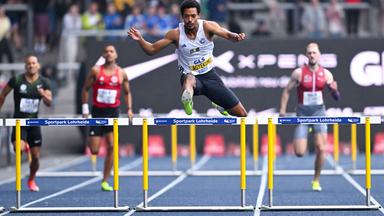 Emil Agyekum fliegt bei seinem Sieg über 400-m-Hürden dem DM-Titel entgegen.