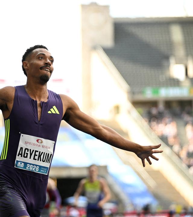 ISTAF 2026 in Berlin: 400-m-Hürden-Läufer Emil Agyekum breitet nach dem Zieleinlauf die Arme aus.