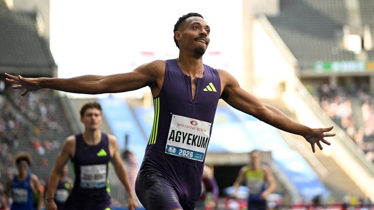 ISTAF 2026 in Berlin: 400-m-Hürden-Läufer Emil Agyekum breitet nach dem Zieleinlauf die Arme aus.