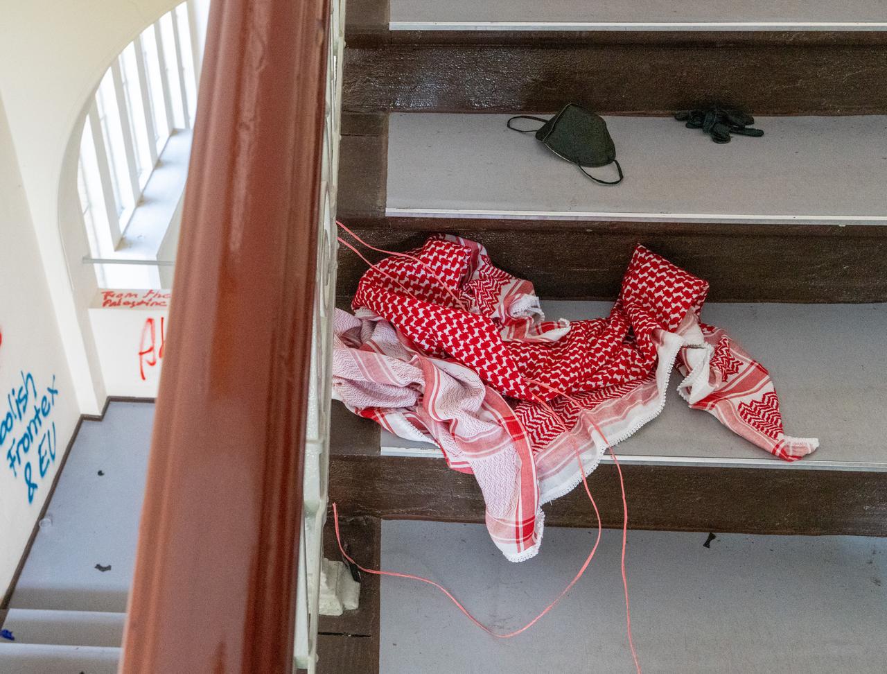 Berlin: Ein rot-weisses Tuch (Kufiya) liegt im Treppenhaus zu dem in der zweiten Etage gelegenen Zugang zum Emil-Fischer-Hörsaal der Humboldt-Universität (HU) Berlin.