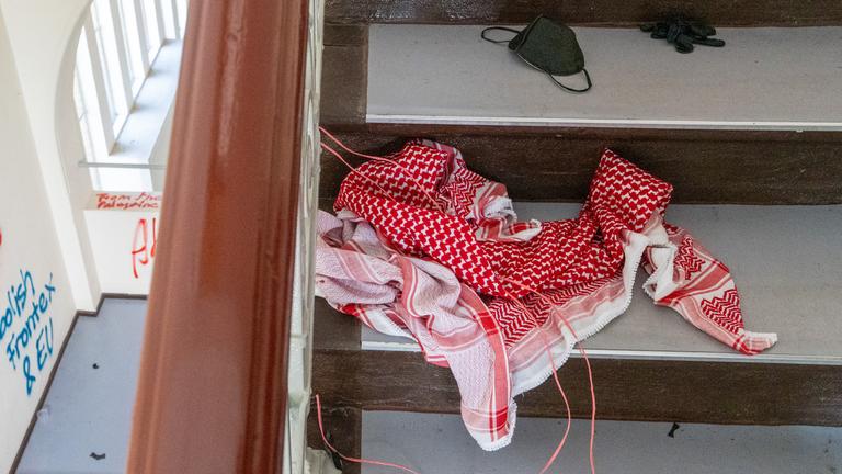 Berlin: Ein rot-weisses Tuch (Kufiya) liegt im Treppenhaus zu dem in der zweiten Etage gelegenen Zugang zum Emil-Fischer-Hörsaal der Humboldt-Universität (HU) Berlin.