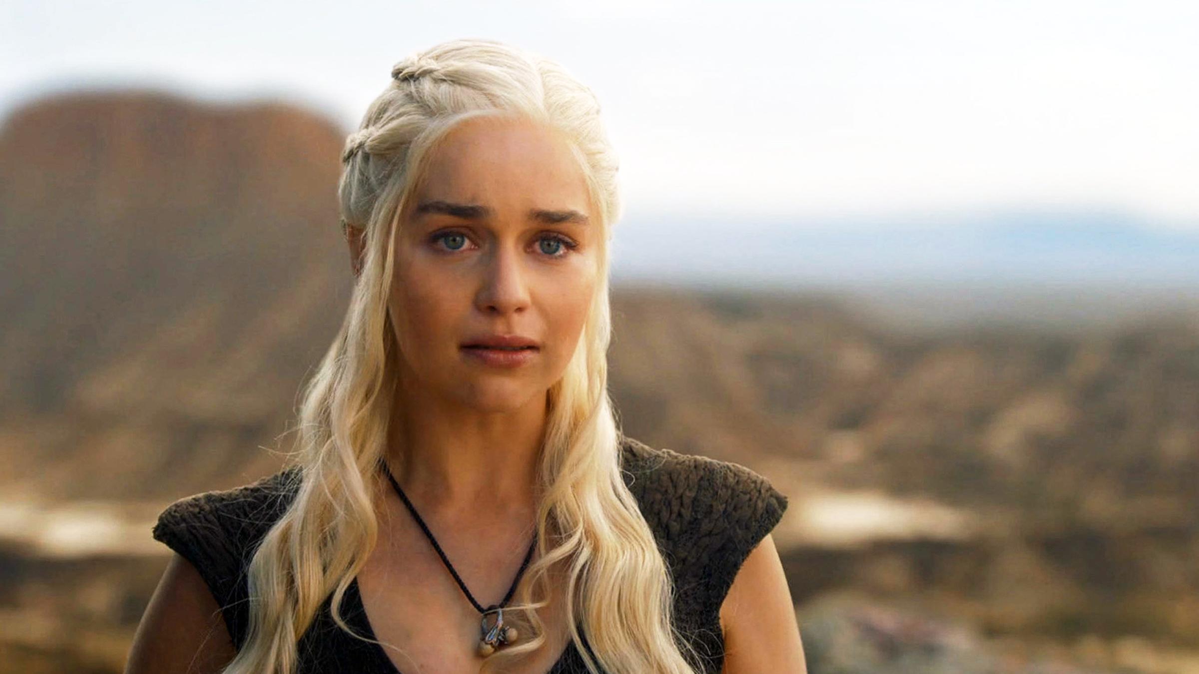 Emilia Clarke in einer "Game of Thrones" Filmszene aus dem Jahr 2016 mit offenen blonden Haaren 