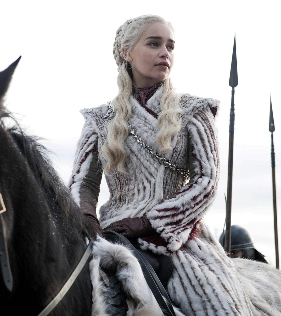 Emilia Clarke in einer Szene von "Game of Thrones" 2019 auf einem Pferd 