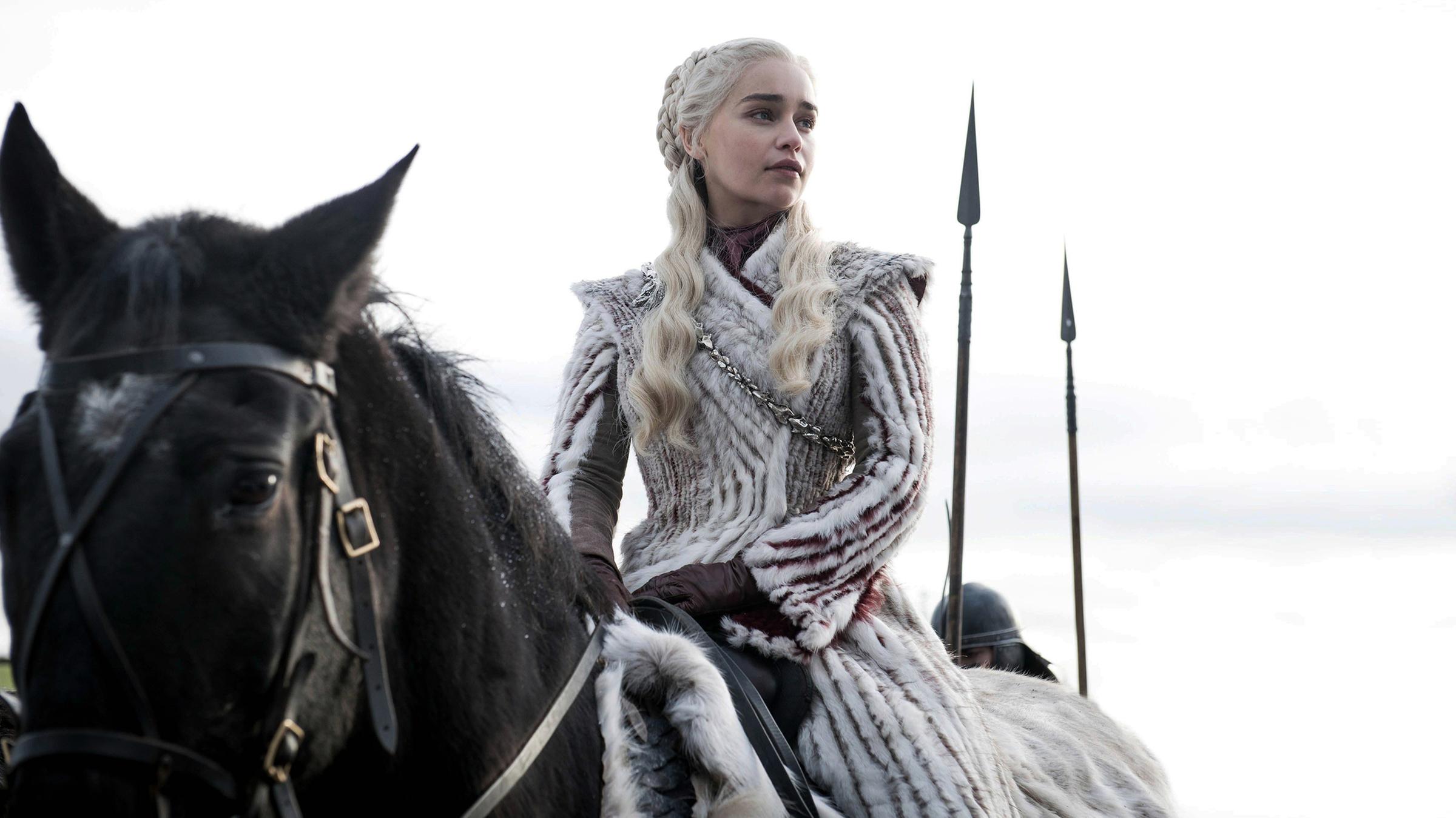 Emilia Clarke in einer Szene von "Game of Thrones" 2019 auf einem Pferd 