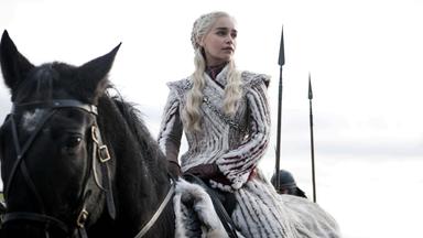 Emilia Clarke in einer Szene von "Game of Thrones" 2019 auf einem Pferd 