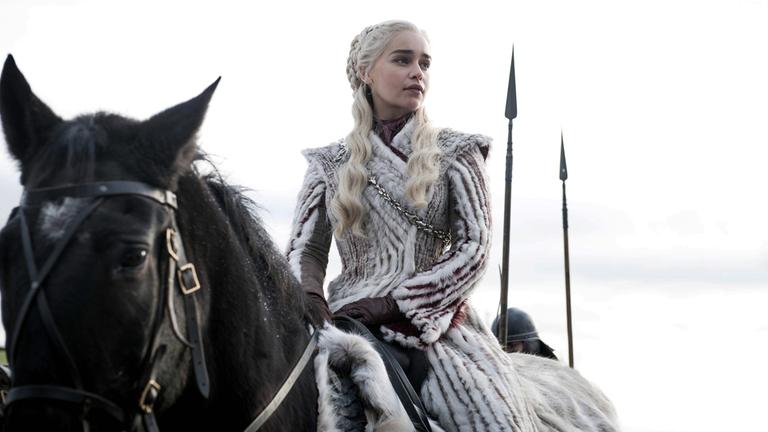 Emilia Clarke in einer Szene von "Game of Thrones" 2019 auf einem Pferd 