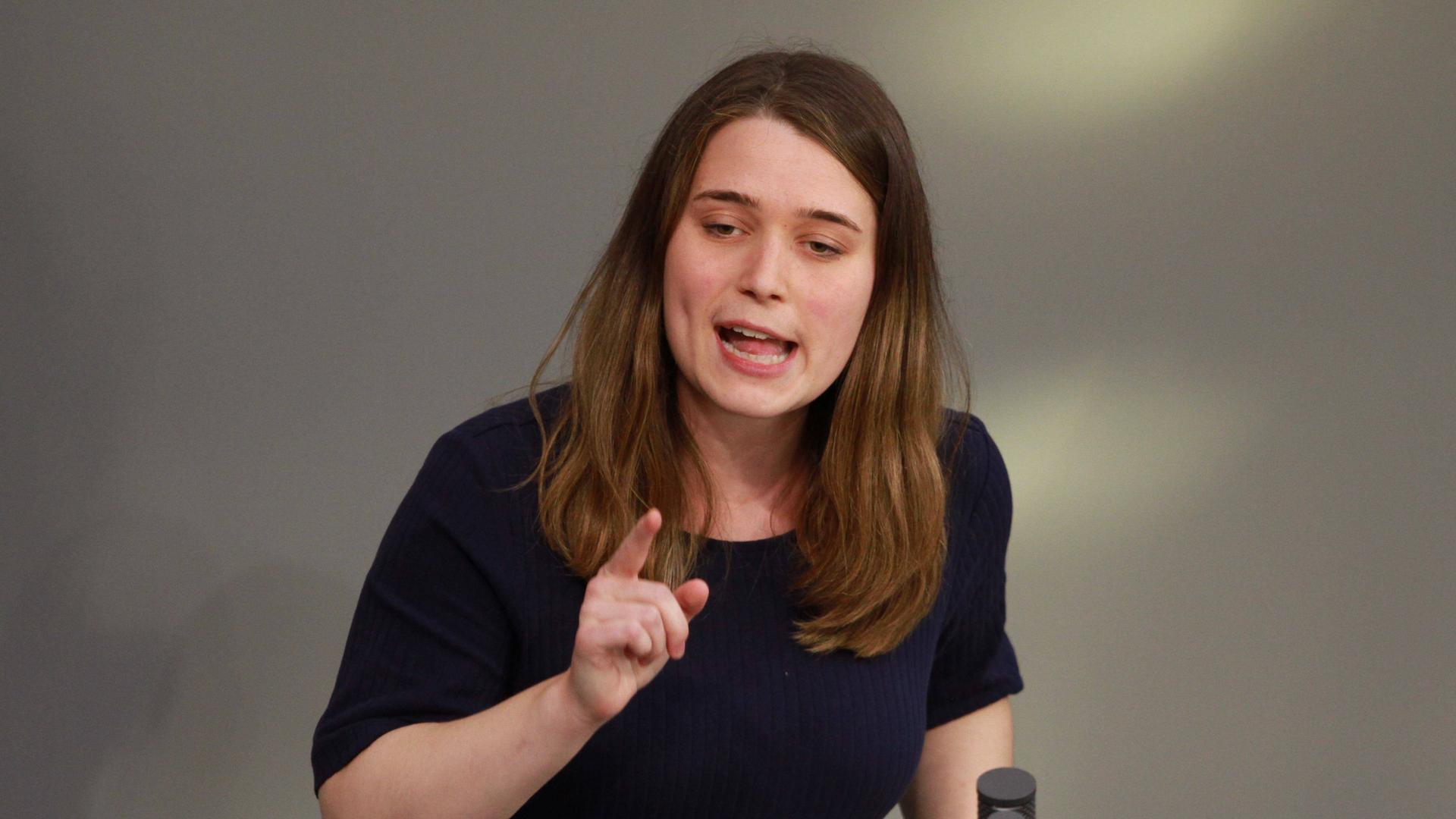 Emilia Milla Fester hält eine Rede