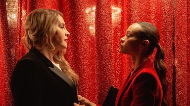 Karla Sofía Gascón (l) als Emilia Pérez und Zoe Saldana als Rita in einer Szene des Films "Emilia Perez"