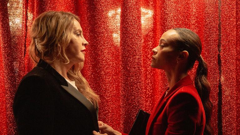 Karla Sofía Gascón (l) als Emilia Pérez und Zoe Saldana als Rita in einer Szene des Films "Emilia Perez"