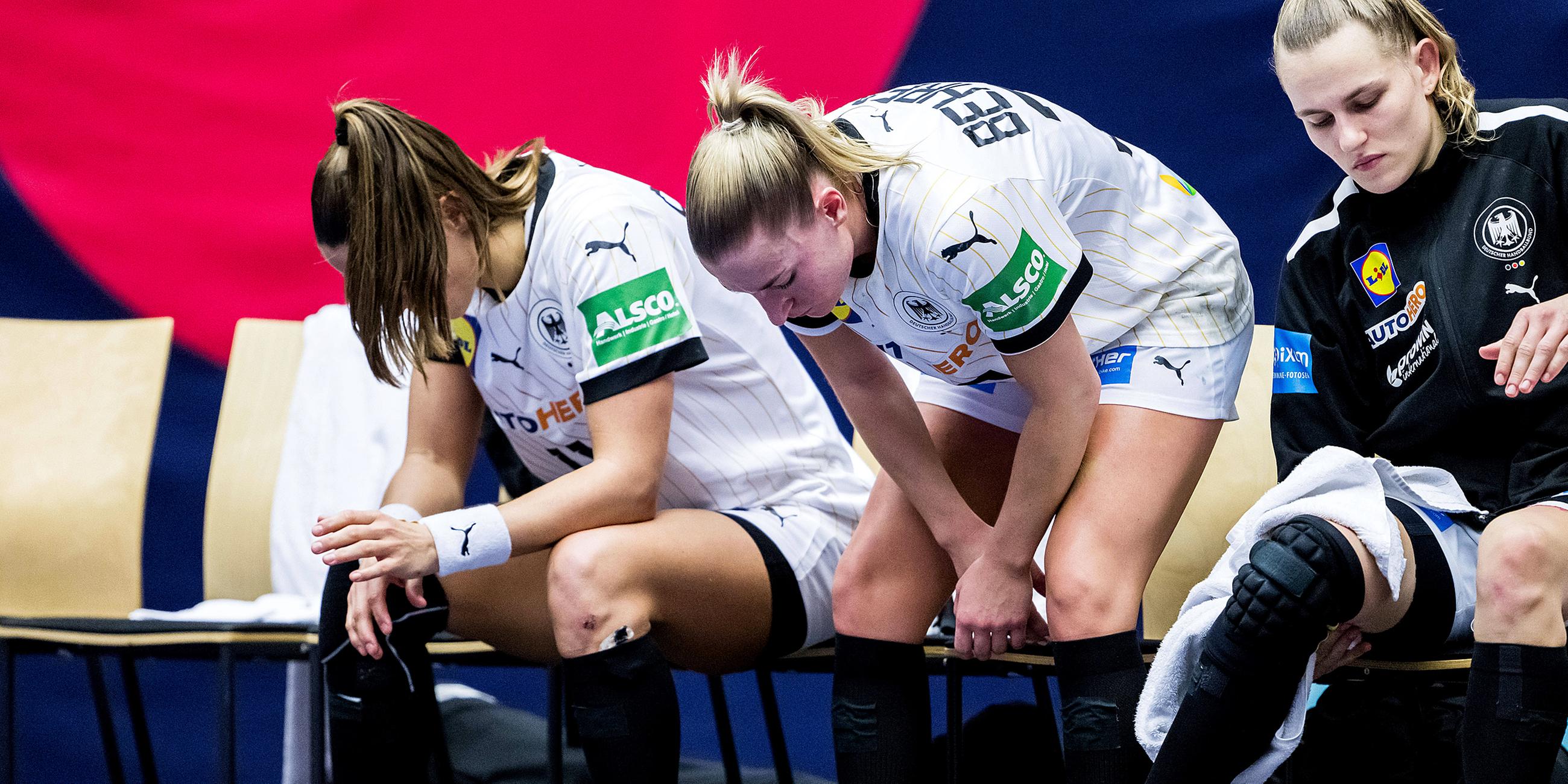 Emily Bölk und Xenia Smits aus Deutschland schauen nach dem IHF Women™s World Championship.