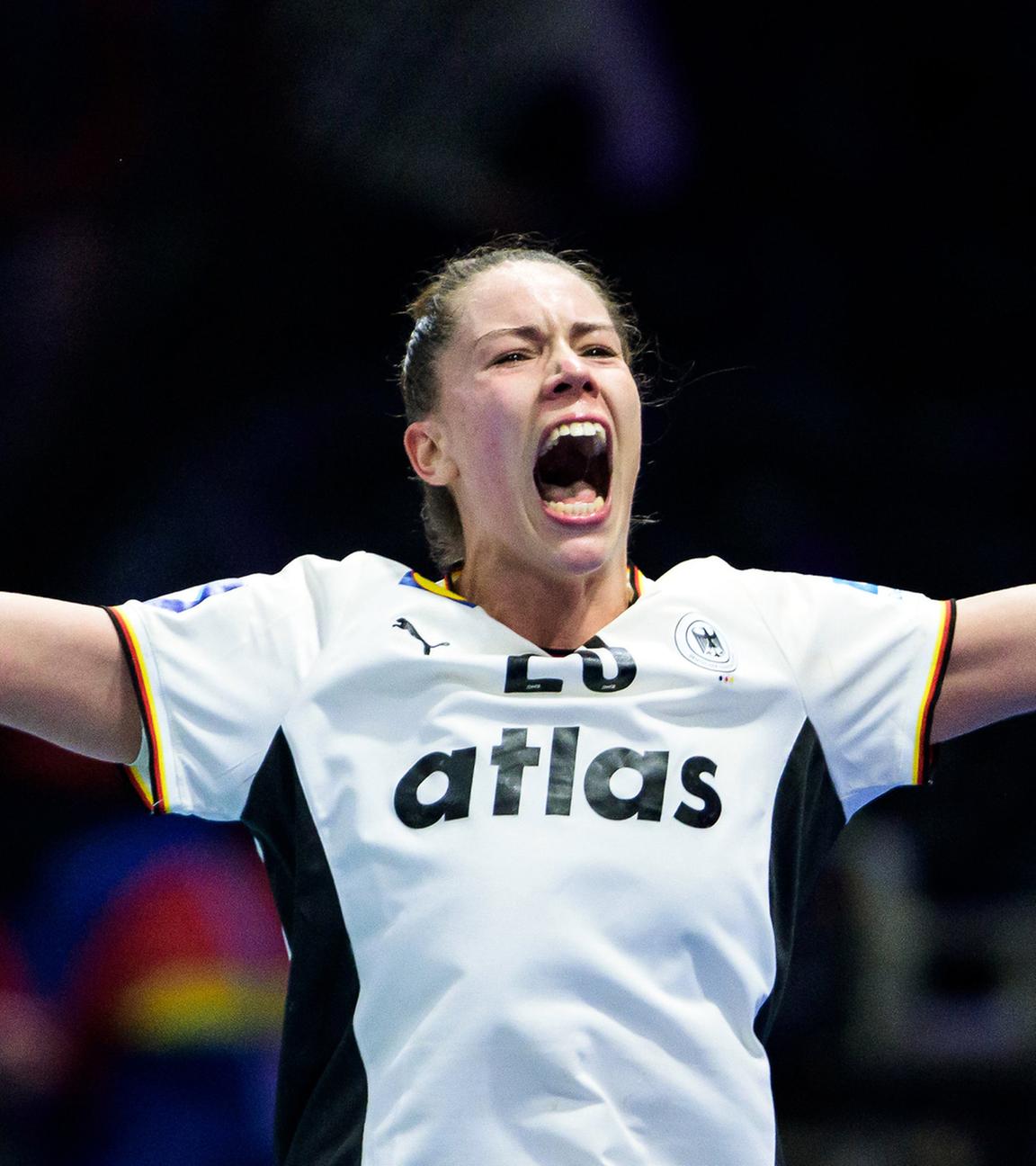 Handballerin Emily Vogel, des deutschen Teams, schreit vor Freude am 12.12.2025 bei der IHF Frauen-WM in Rotterdam.