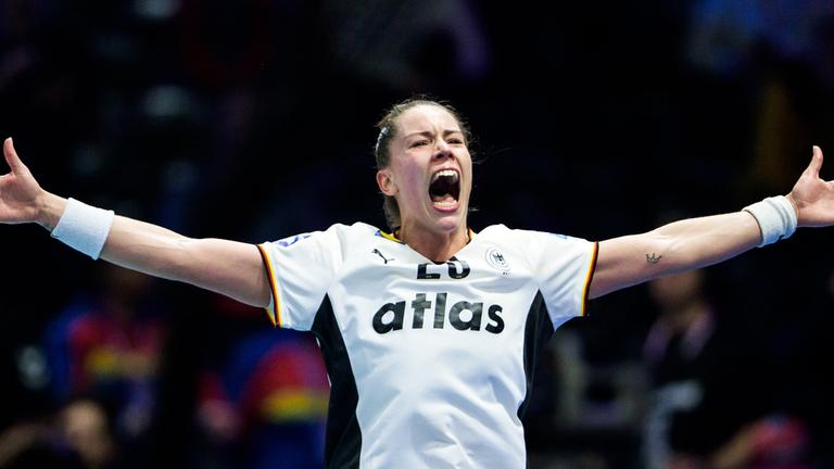 Handballerin Emily Vogel, des deutschen Teams, schreit vor Freude am 12.12.2025 bei der IHF Frauen-WM in Rotterdam.